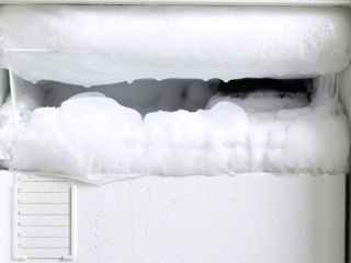 Внутри холодильника намерзает лед. Проблема решена