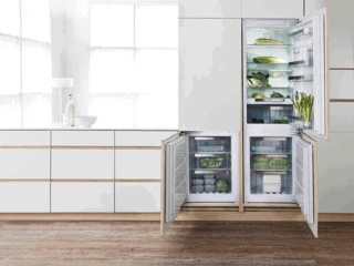 Установка встраиваемого холодильника на кухне